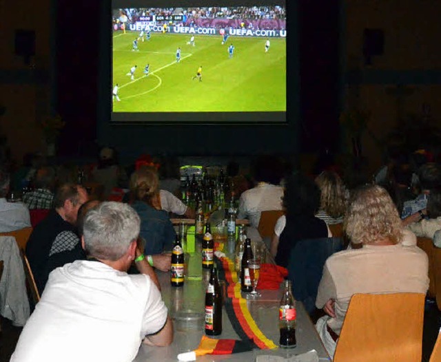 Zittern am Bildschirm: Public Viewing im Gemeindehaus   | Foto: Steineck