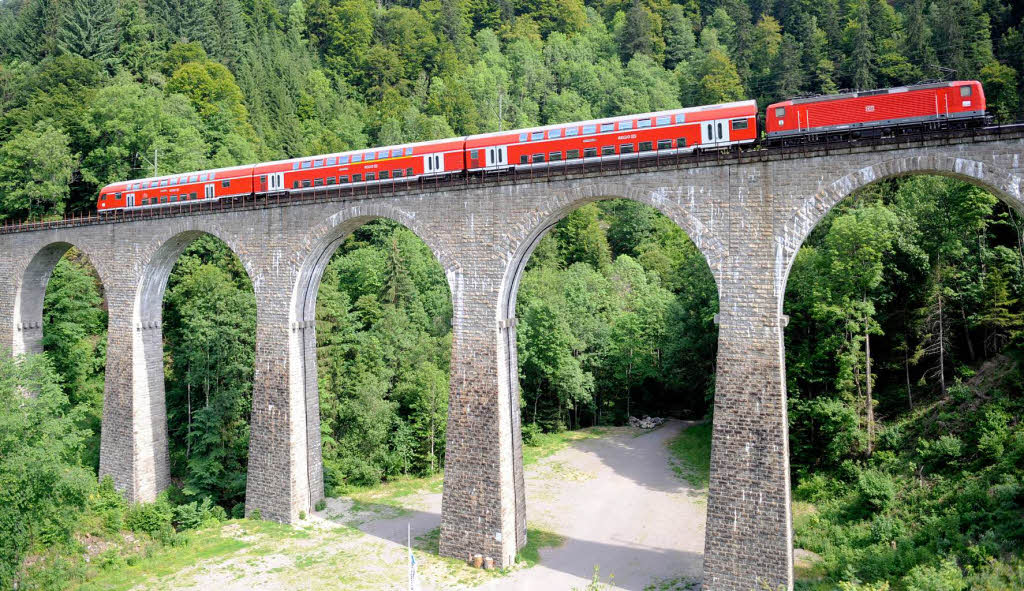 Eisenbahnidylle: Die Hllentalbahn, wie sie fast jeder Schwarzwlder kennt.