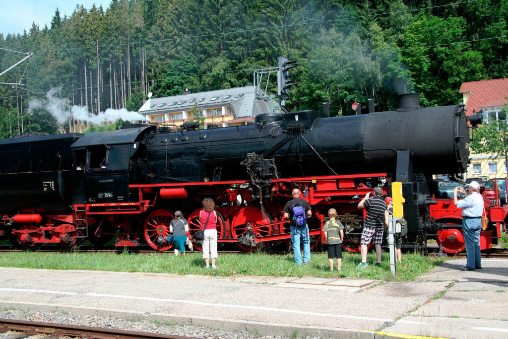 Fotostar des Jubilumsfestes am Bahnhof Titisee anlsslich 125 Jahre Hllentalbahn war die historische Dampflok.