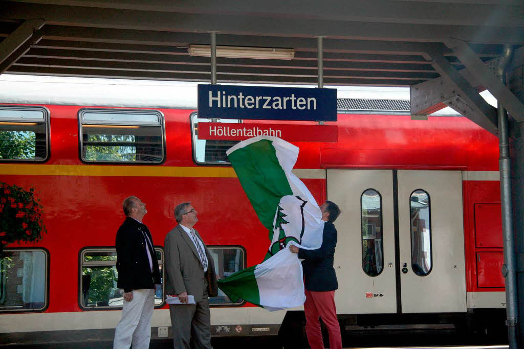 „Hllentalbahn“ steht auf den neuen Schildern der an der Strecke gelegenen Bahnhfe