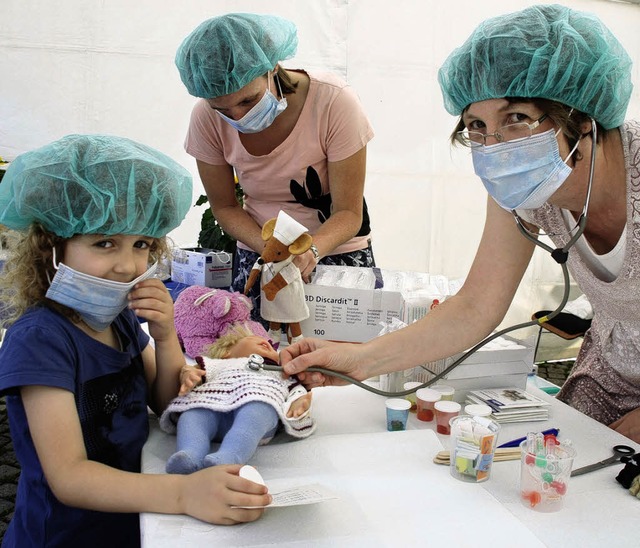 Die beiden Kinderrztinnen Daniela Gaw...erten sich um Larissa und ihre Puppe.   | Foto: Gertrude Siefke