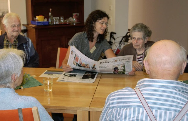 Ulrika Bendfeldt (Mitte) liest mit Senioren die Zeitung.   | Foto: Frank Kiefer