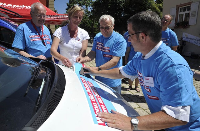 Mit einer Beklebungsaktion machte das ...es Ullrich (von links) beim Bekleben.   | Foto: Mnch