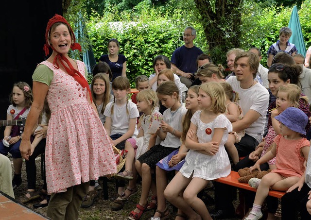 Mit Rotkppchen auf Tuchfhlung: Mrchenrevue von Gut und Edel.   | Foto: Barbara Ruda