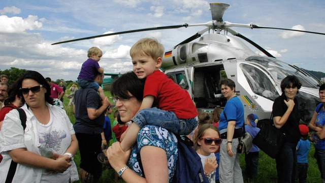 Der Polizeihubschrauber war die groe ...nde des Flugplatzareals zu bestaunen.   | Foto: Gertrude Siefke