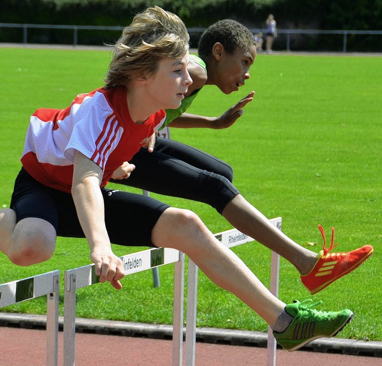 Schwungvoll ber die Hrde: Oliver Ree...uft zum Speerwurf der Jugend U14 an.   | Foto: daudrich