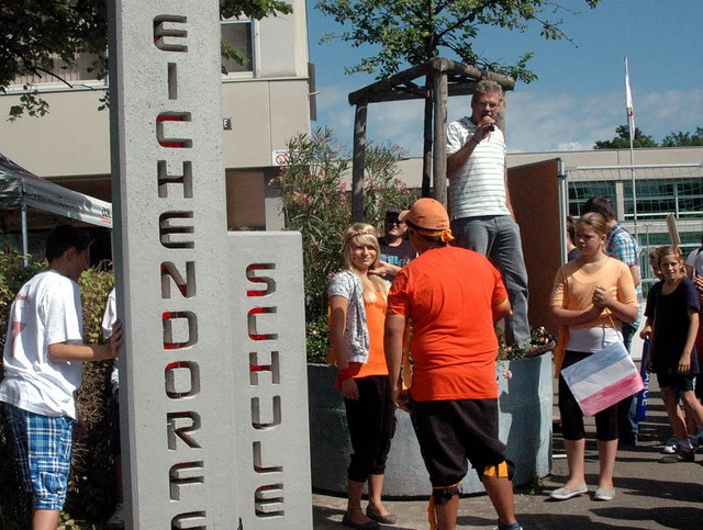 Schler und Heinrich Schonhardt enthllen die Stelen   | Foto: Leony Stabla