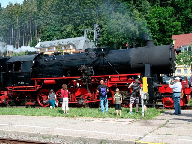 Fotostar des Jubilumsfestes am Bahnhof Titisee war die historische Dampflok.   | Foto: Eva Korinth