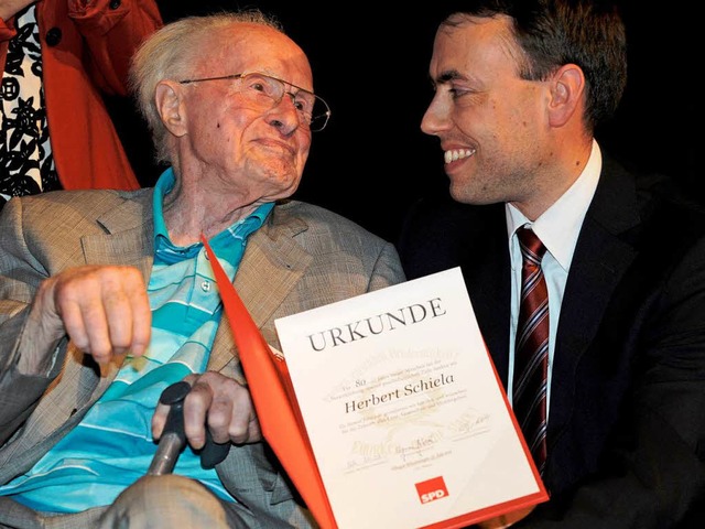 Fast 60 Jahre Altersunterschied: SPD-...ltester Genosse Herbert Schiela (97) | Foto: dpa Fast 60 Jahre Altersunterschied: SPD-...ltester Genosse Herbert Schiela (97) | Foto: dpa