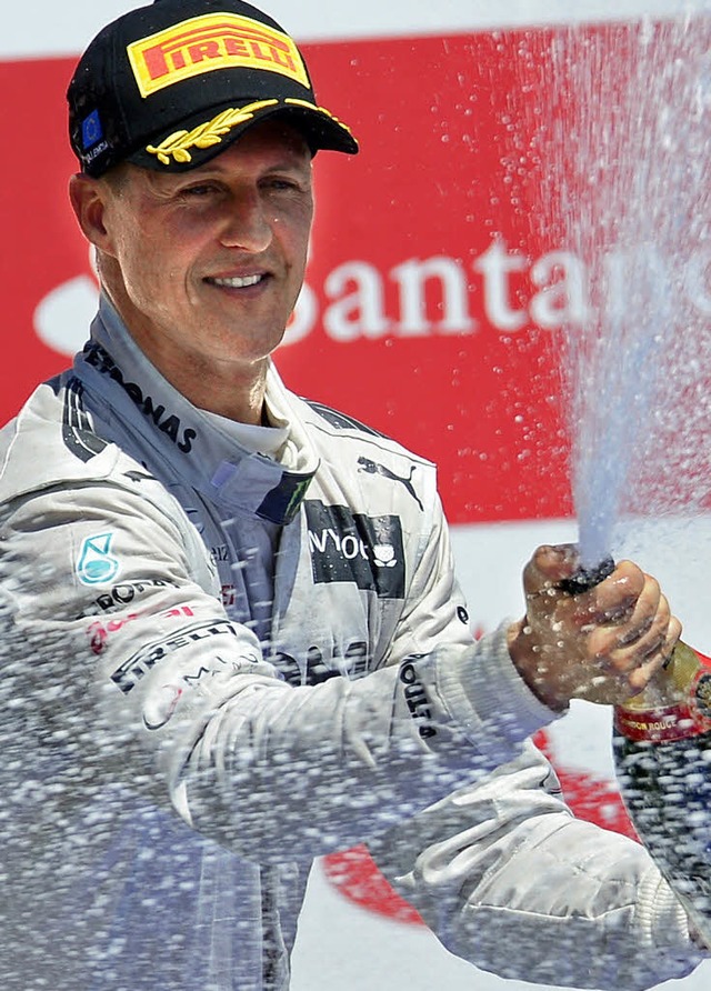 Michael Schumacher feiert seinen dritten Platz in Valencia.  | Foto: AFP