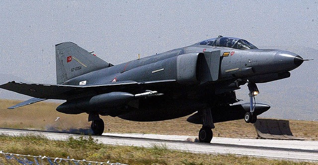 Ein  F-4-Kampfjet (hier im Jahr 2004) wurde abgeschossen.   | Foto: dpa