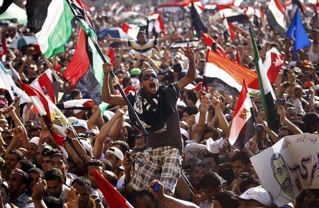 Die Muslimbrder im Freudentaumel auf ...e feiern den Sieg von Mohammed Mursi.   | Foto: dapd