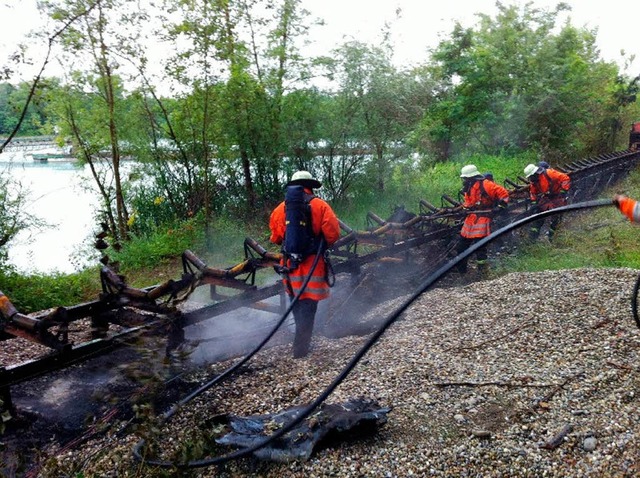 Feuerwehrleute lschen die Reste der v...rk der Firma Uhl im Rheinauewald Wyhl.  | Foto: Feuerwehr Wyhl