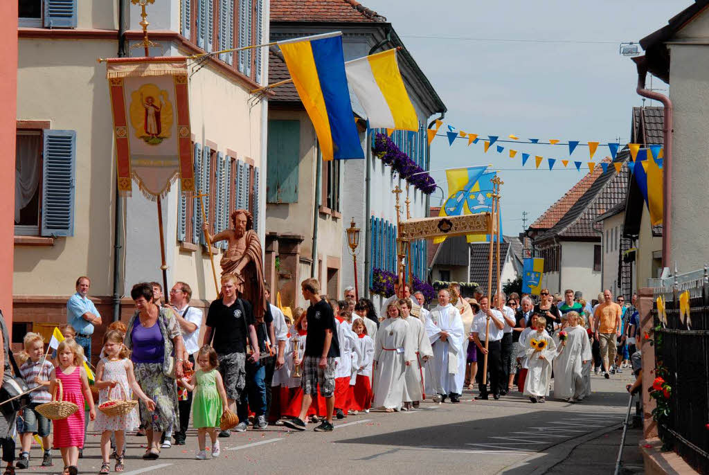 Viele Glubige ziehen bei der Prozession zum Johannifest durch die Straen von Forchheim.