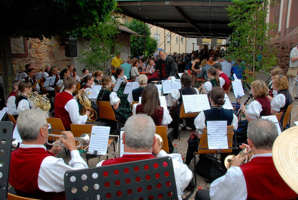Fr jede Menge Blasmusik sorgen am Sonntag gleich vier Gastorchester auf dem Kirchplatz.