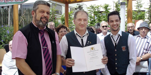 Brgermeister Michael Scharf zeichnete...itzender des Musikvereins Dillendorf.   | Foto: Erhard Morath