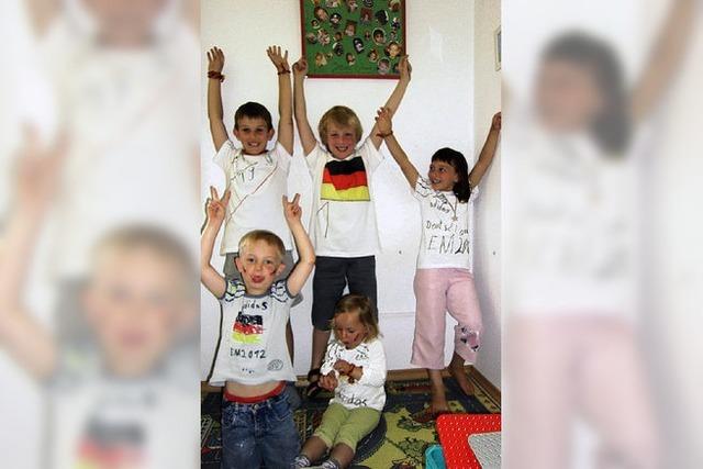 Kinder sind im Fuballfieber