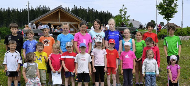 Viele Kinder nahmen beim Sommersportfe...nsamen Grillen die Siegerehrung statt.  | Foto: Markus Straub