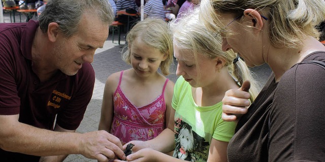 Groe Bewunderung fr die kleine Tierw...ken beim 17. Kenzinger Kleintiermarkt.  | Foto: BZ