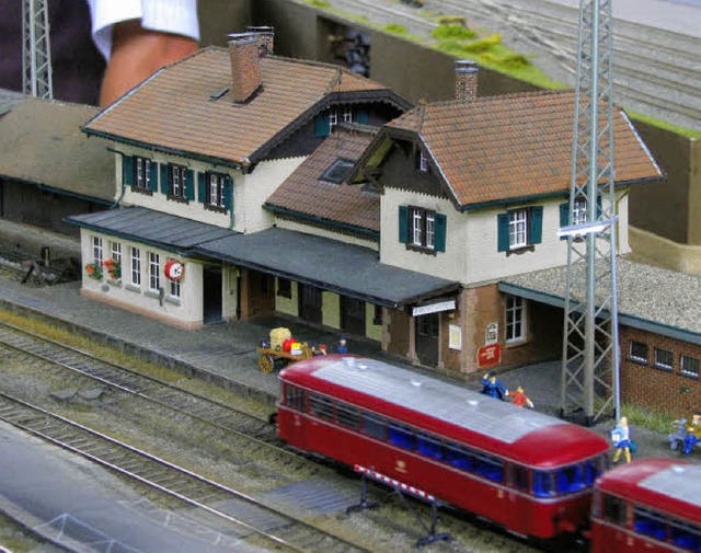 Der Bahnhof Kirchzarten um das Jahr 19...t von den Eisenbahnfreunden Breisgau.   | Foto: Monika Rombach