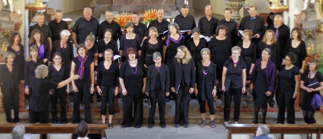 Die 36 Sngerinnen und Snger des Spir...t. Jakobus-Kirche in Stegen-Eschbach.   | Foto: Christian John