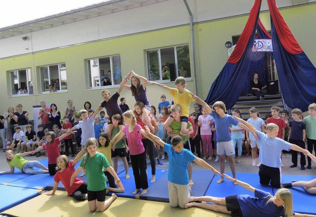 Mit einem Hock (links oben) wurde das ...) oder prsentierten sich als Zirkus.   | Foto: F.Kiefer/Schule