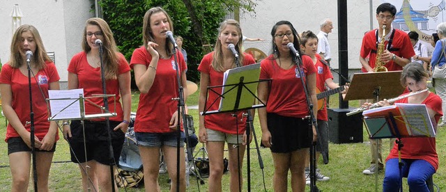 Die Ministranten aus der Minirockband ...en ihr Publikum mit Gesang und Musik.   | Foto: Steineck