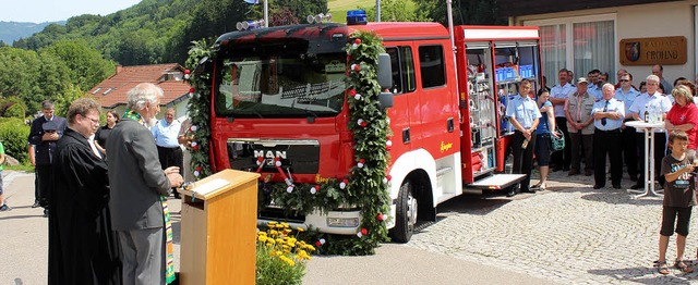 Pfarrer Hasenbrink und Pfarrer Schuler...hten das neue Frhnder Lschfahrzeug.   | Foto: Anja Bertsch