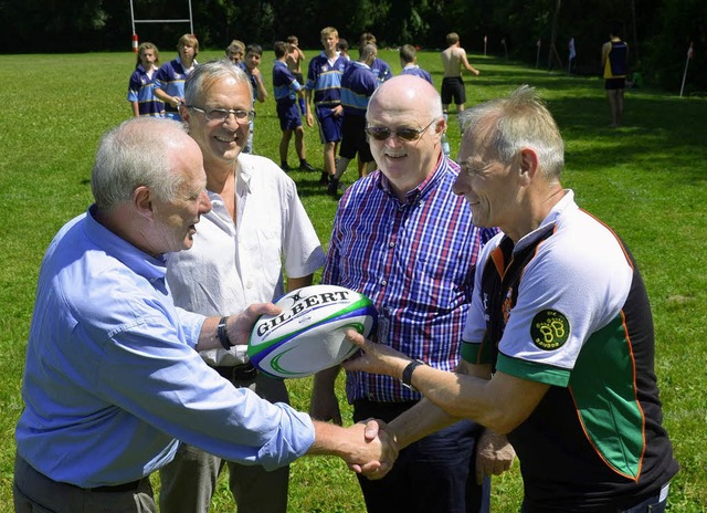 Ehrenprsident Gerhard Geckle (von lin...nden des  FCR, einen neuen Rugbyball.   | Foto: Manfred Frietsch