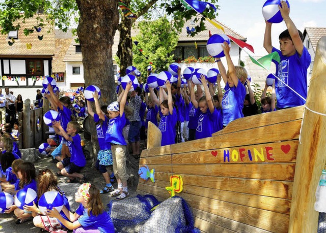 Mit einem Wasserballtanz feierten die ...le die Einweihung ihres Kletterboots.   | Foto: Kunz