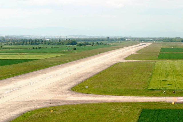 Die Hauptpiste des  Euro-Airport Basel...gierung, bleibt es bei einer Rollbahn.  | Foto: Euro-Airport