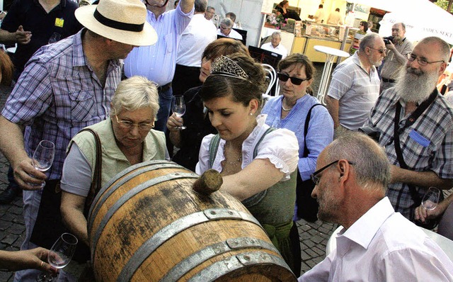 Bei sommerlichen Temperaturen genossen...chen Winzerkeller Wein aus der Region.  | Foto: Christine Aniol