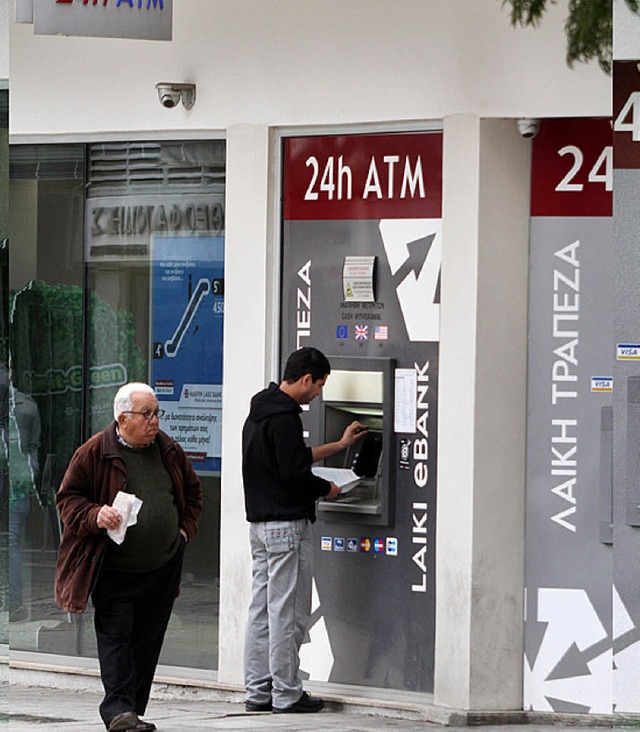 Geld brauchen dieser Zyprer und die Banken des Landes.    | Foto: dpa