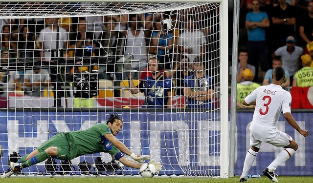 Das Ende: Der Schuss von Ashley Cole v...kt wird von  Gianluigi Buffon pariert.  | Foto: dpa