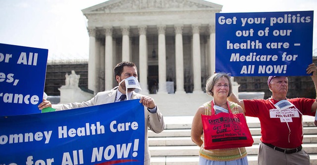 Vor dem Supreme Court in Washington de...Gesundheitsreform von Prsident Obama.  | Foto: dpa