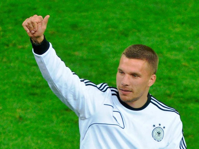 Lukas Podolski kam im Spiel gegen die ...zu, seinen Trainingsanzug auszuziehen.  | Foto: AFP