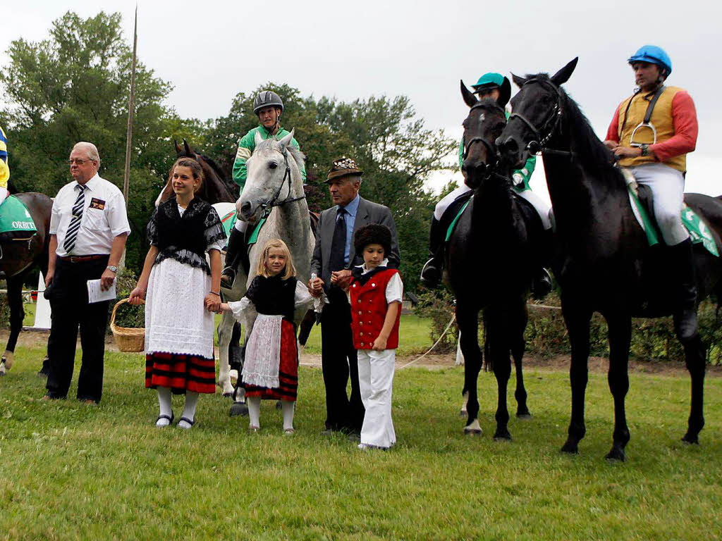 Rassige Galopper, elegante Traber, Reitsportfachleute, Pferdefreunde, Zocker – groes Stelldichein auf der Waldrennbahn