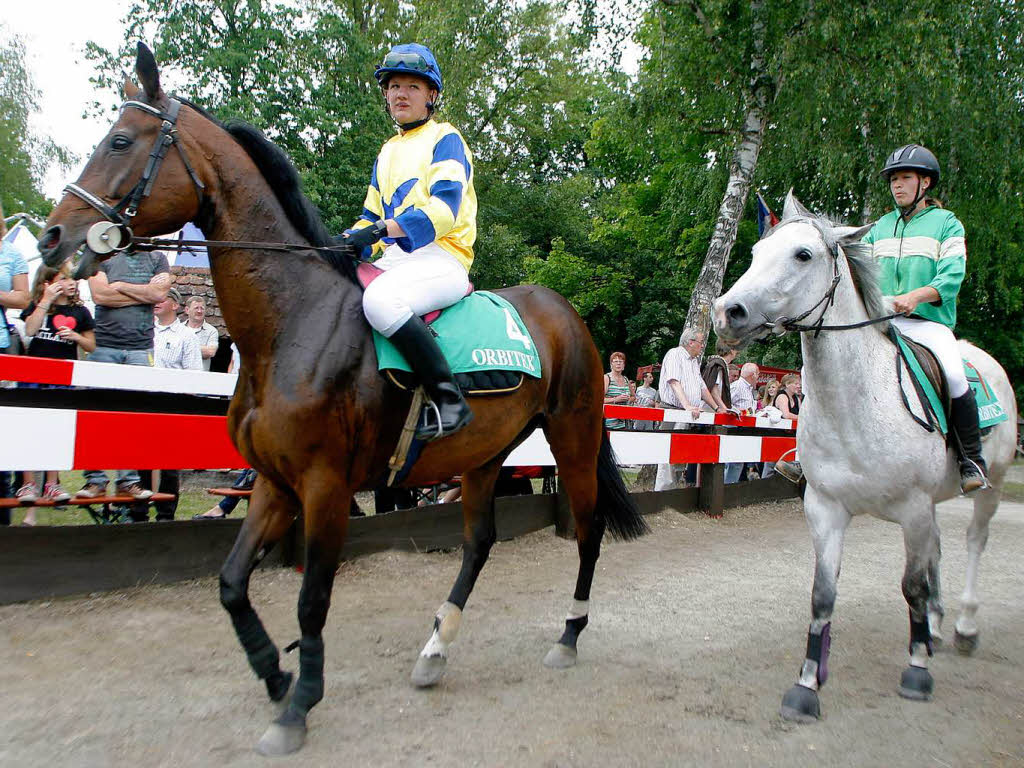 Rassige Galopper, elegante Traber, Reitsportfachleute, Pferdefreunde, Zocker – groes Stelldichein auf der Waldrennbahn