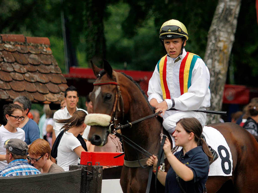 Rassige Galopper, elegante Traber, Reitsportfachleute, Pferdefreunde, Zocker – groes Stelldichein auf der Waldrennbahn