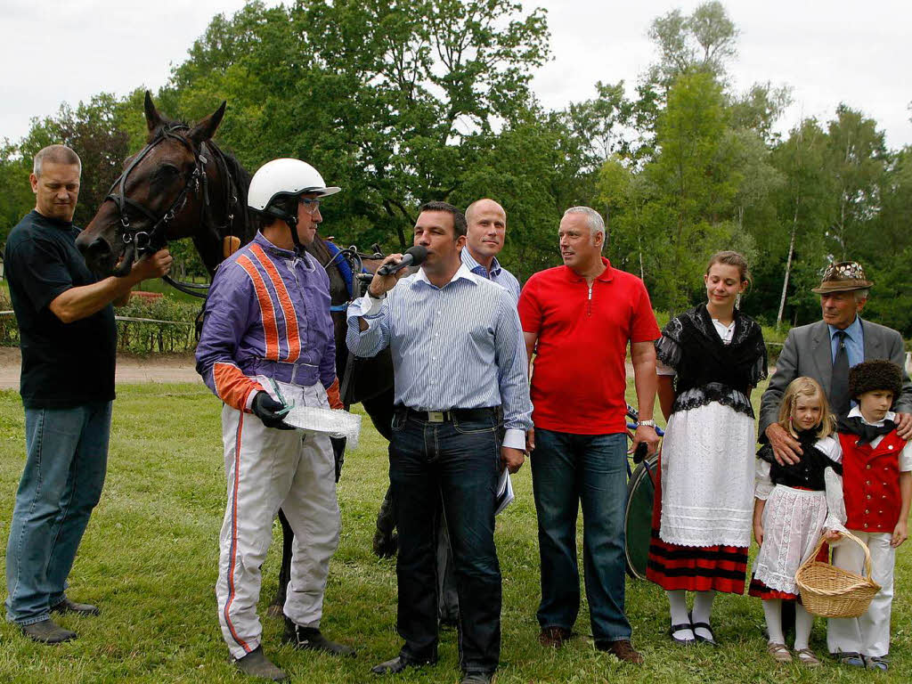 Rassige Galopper, elegante Traber, Reitsportfachleute, Pferdefreunde, Zocker – groes Stelldichein auf der Waldrennbahn