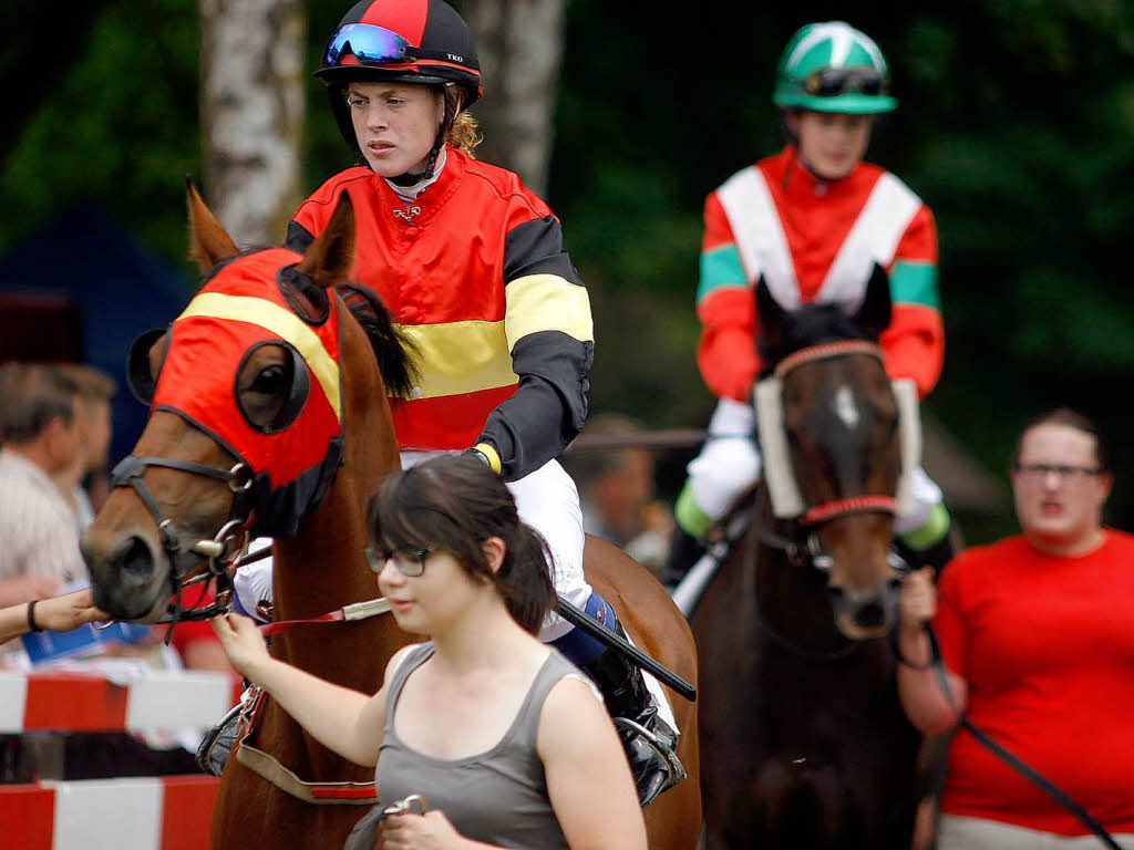 Rassige Galopper, elegante Traber, Reitsportfachleute, Pferdefreunde, Zocker – groes Stelldichein auf der Waldrennbahn