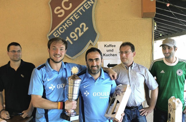 Sieger des   Firmen- und Vereinsturnie... unter Trainer Muhamer Akkoc (Mitte).   | Foto: horst david