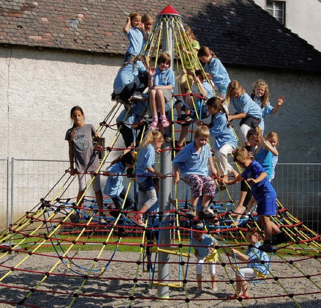 Die neue Kletterpyramide ist in den Sc... der Merdinger Schule immer belagert.   | Foto: martin ehret
