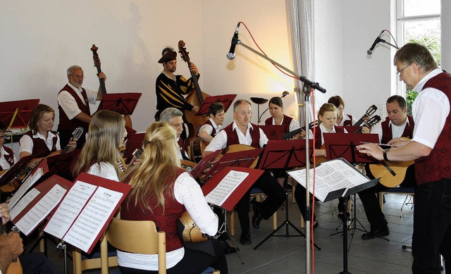 Der Mandolinen- und Gitarrenverein bot...nd Franz Reppig in Landsknechtmontur.   | Foto: Christiane Franz
