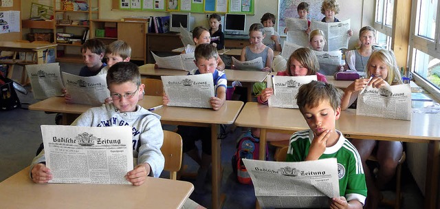 Zeitung in der Schule. Im Rahmen des Z...Badischen Zeitung vom 1. Februar 1946.  | Foto: Tina Httich