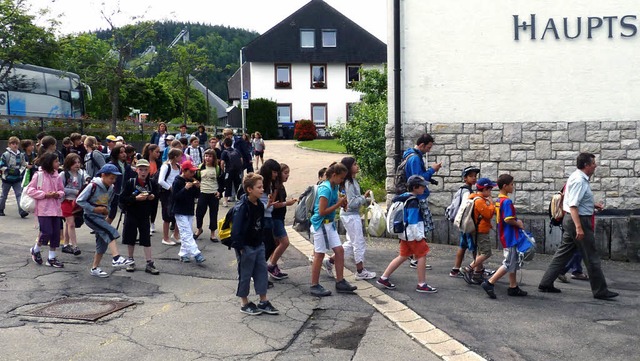 Flotten Schrittes fhrte Brgermeister...athaus in die Grund- und Hauptschule.   | Foto: Heidrun Simoneit
