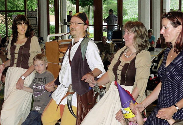 Rundtnze gehrten beim Mittelalterfest dazu.   | Foto: frank leonhardt