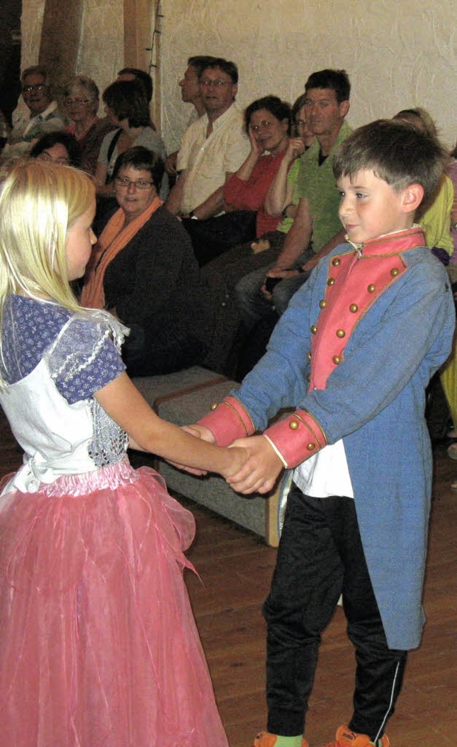 Aschenputtel tanzt mit seinem Prinzen ...n (rechts) und mal in Wittnau (links).  | Foto: Miriam dippe
