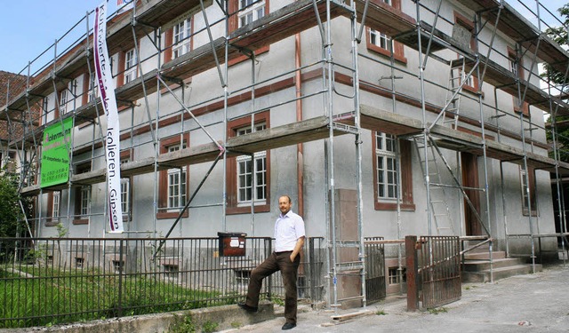 Pfarrer Steffen Mahler vor seinem noch...teten Dienst- und Wohnsitz in Kirchen.  | Foto: reinhard cremer