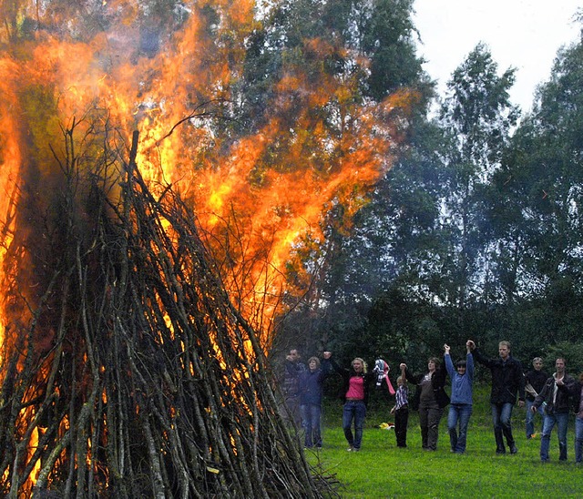 Mit Gesang und Tanz begleiteten die Anwesenden das emporflammende Feuer  | Foto: Karin Stckl-Steinebrunner